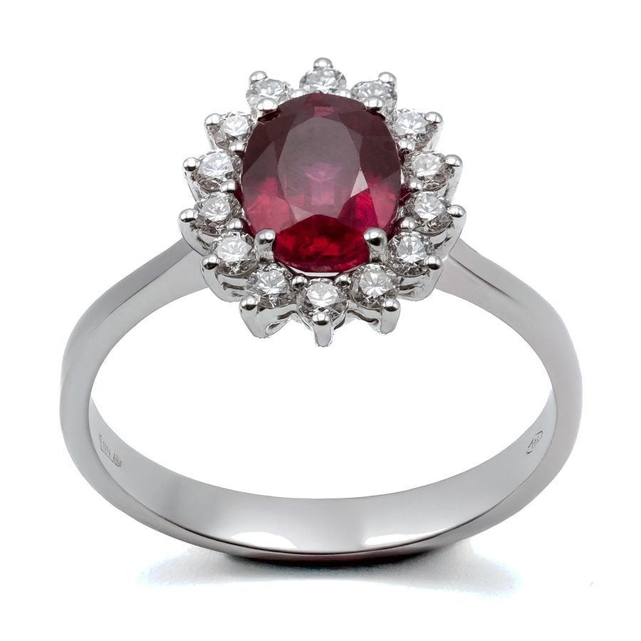 Rubino con contorno – Rubino ovale con contorno di diamanti taglio brillante.