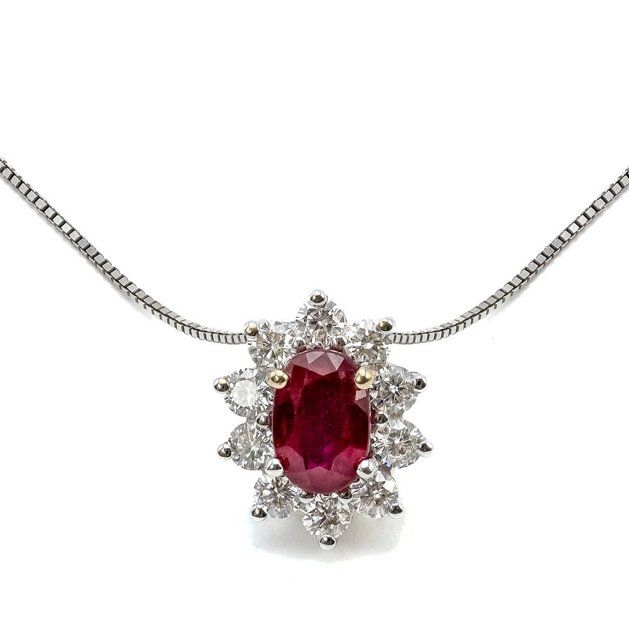Punto luce rubino – Rubino ovale con contorno di diamanti, su catena veneziana.