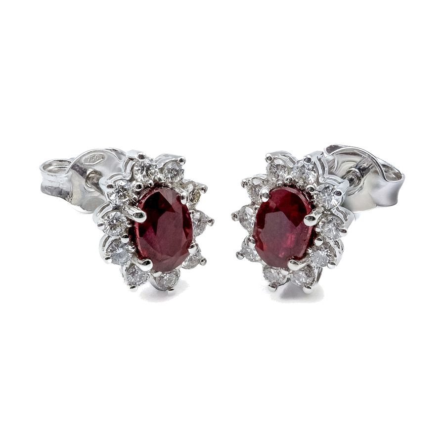 Orecchini rubino – Rubini ovali con contorno di diamanti, chiusura a farfalla.