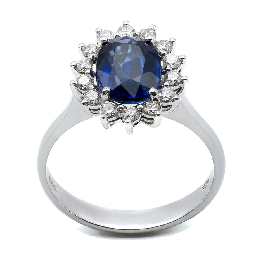 Zaffiro con contorno – Zaffiro blu intenso con contorno di diamanti.