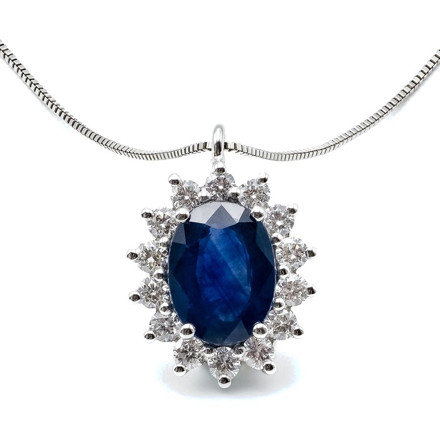 Pendente zaffiro – Zaffiro ovale con contorno di diamanti, su catena.