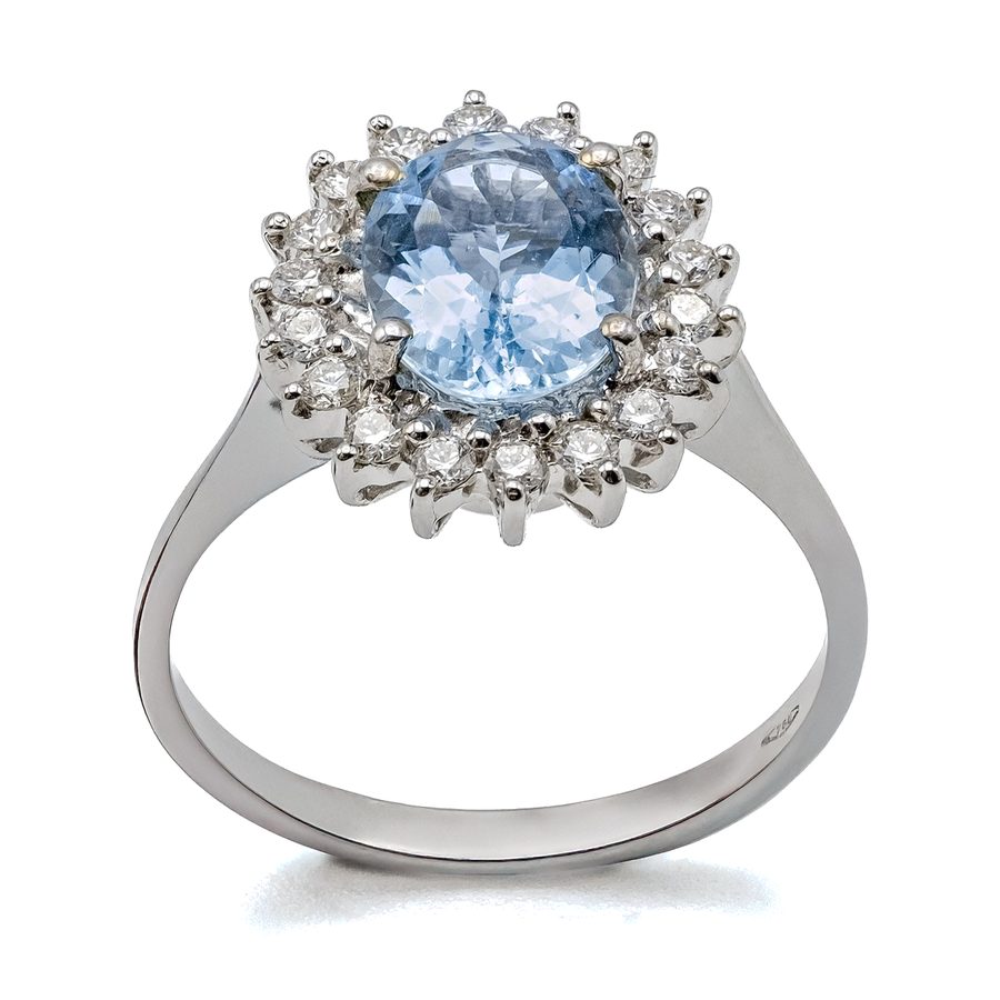 Acquamarina con contorno – Acquamarina ovale con doppio giro di diamanti.