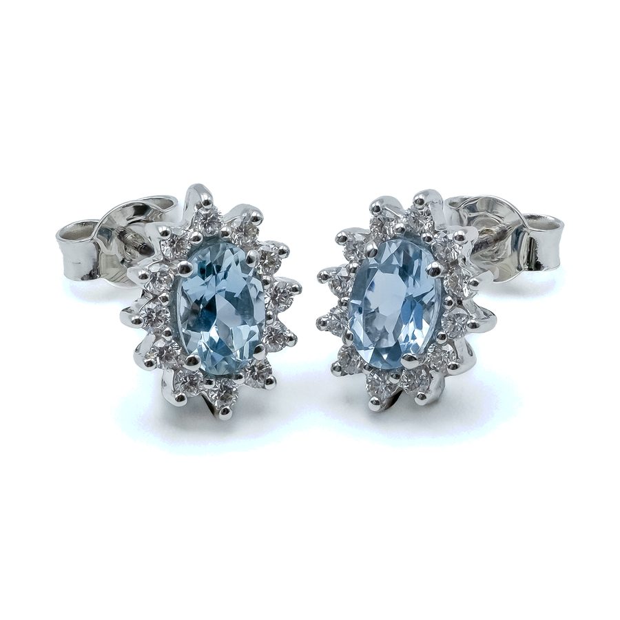 Orecchini acquamarina – Acquamarine ovali con contorno di diamanti.