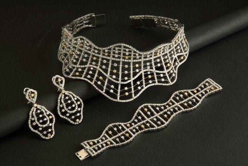 Parure in oro bianco e brillanti: collier, bracciale e orecchini
