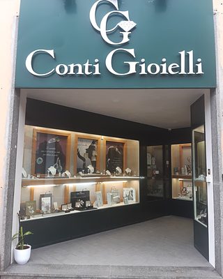 L'insegna e la vetrina dello showroom Conti Gioielli in Via Tarquinia 33 a Tuscania