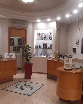 L'interno dello showroom Conti Gioielli a Tuscania, con il logo CG nel mosaico del pavimento